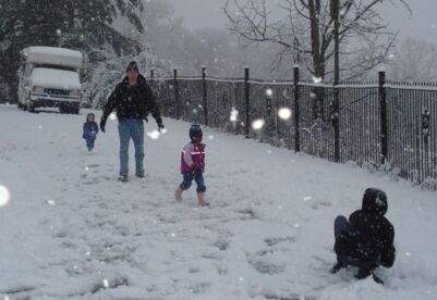 雪中玩耍融雪剂是不会对孩子的眼睛造成伤害的